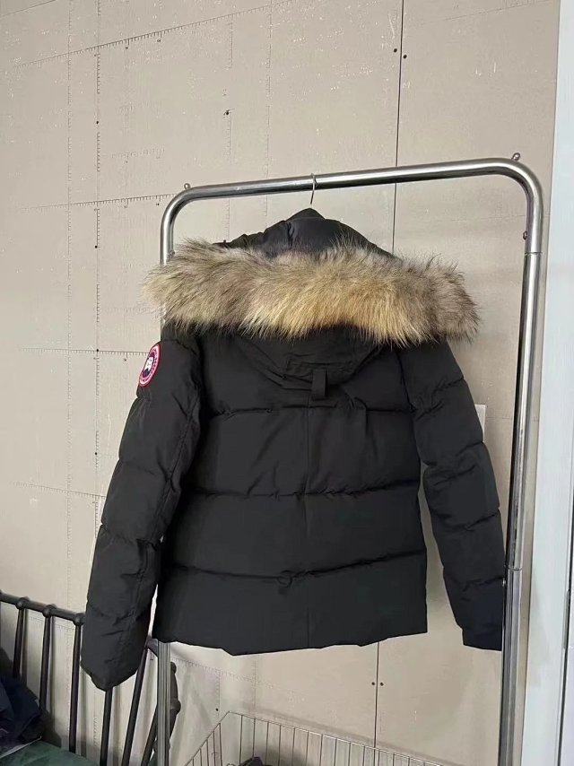 Canada Goose Puffer Jacket: seller detail photo 13
