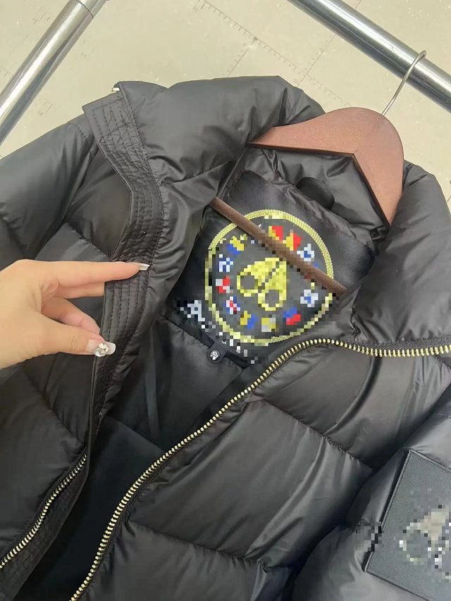 Moose Knuckles Puffer Jacket: seller detail photo 5