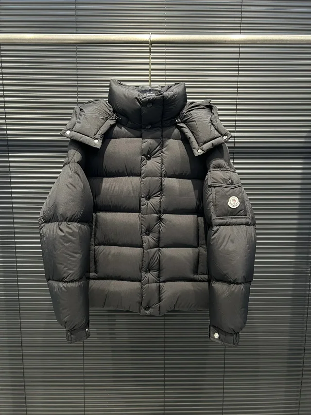 Moncler Down Jackets Quilted knit-sleeve zip-down jacket product detail image 12