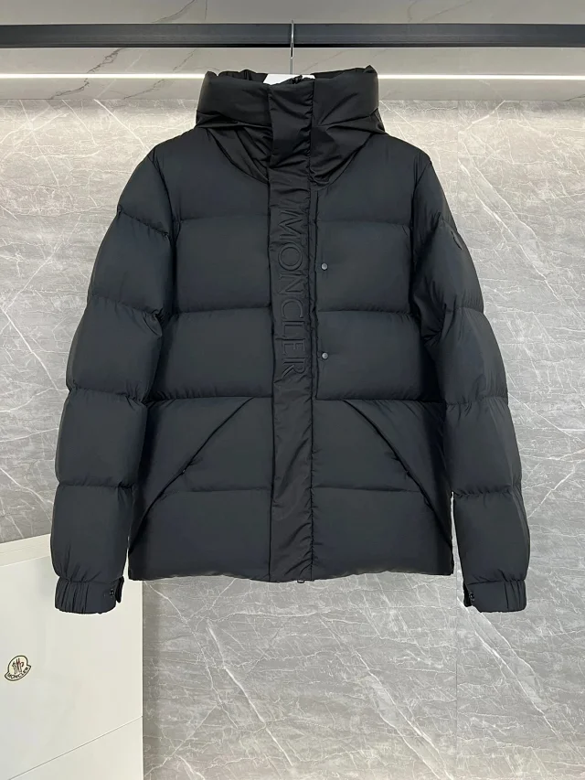 Moncler Down Jackets Quilted knit-sleeve zip-down jacket product detail image 6