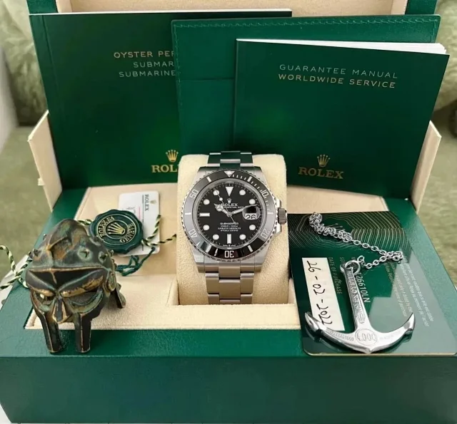 Rolex Watches Submariner Date product detail image 5