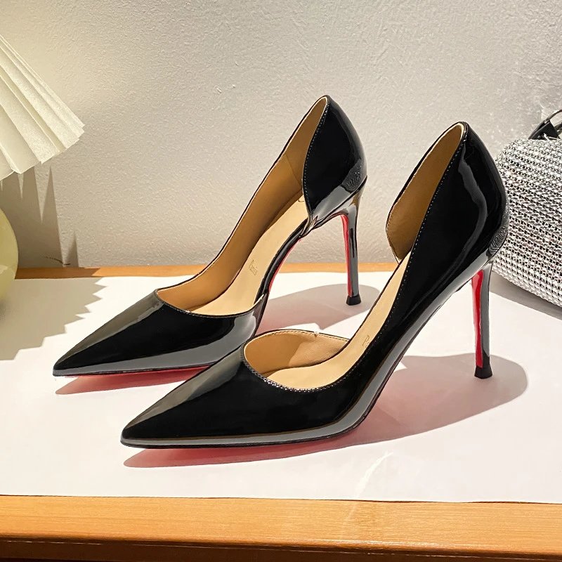 Side-cutout black red bottom (10CM)