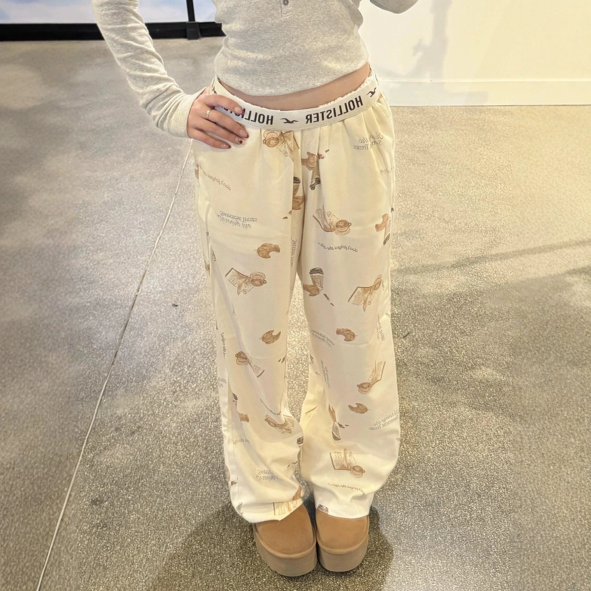 Hollister Printed Cream Casual Trousers