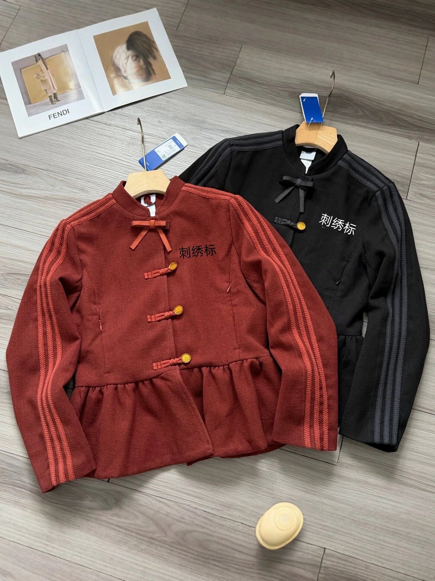 新中式刺绣标立领盘扣外套女春秋款国潮复古短款夹克红色黑色百搭