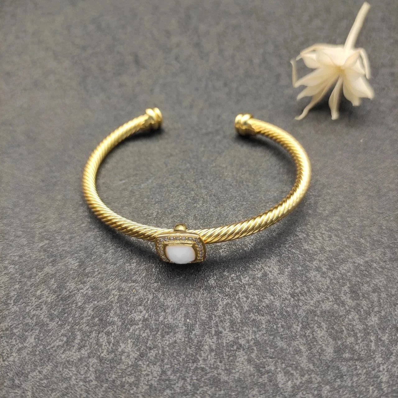 Design David Yurman Cable Classics Bracelet with Peridot and Diamonds Gold Bracelet Jewelry - 3