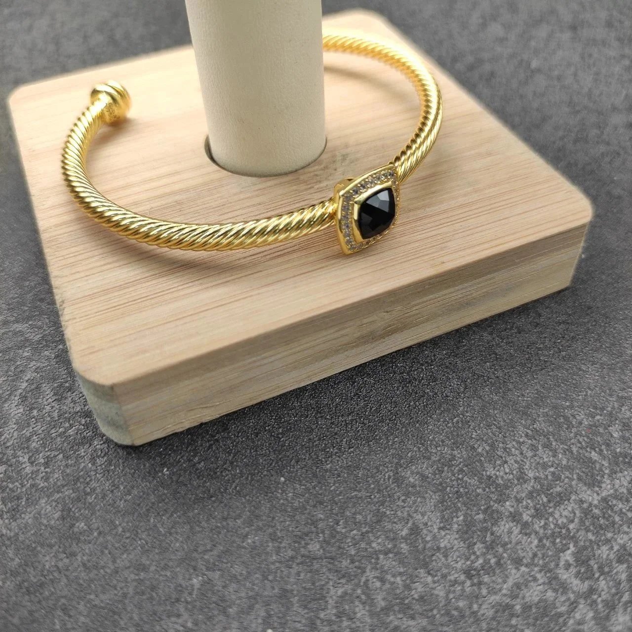 Design David Yurman Cable Classics Bracelet with Peridot and Diamonds Gold Bracelet Jewelry - 5