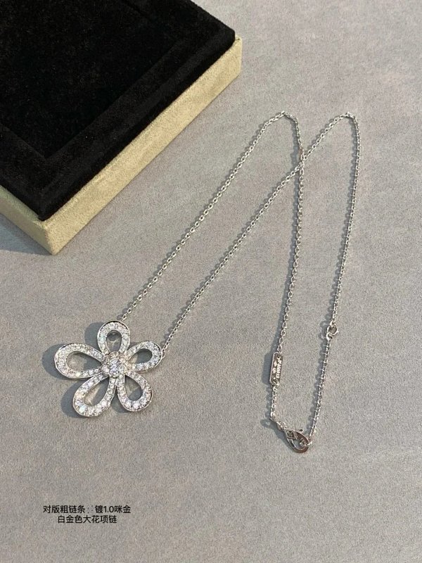 Alhambra (Clover) Jewelry Collection