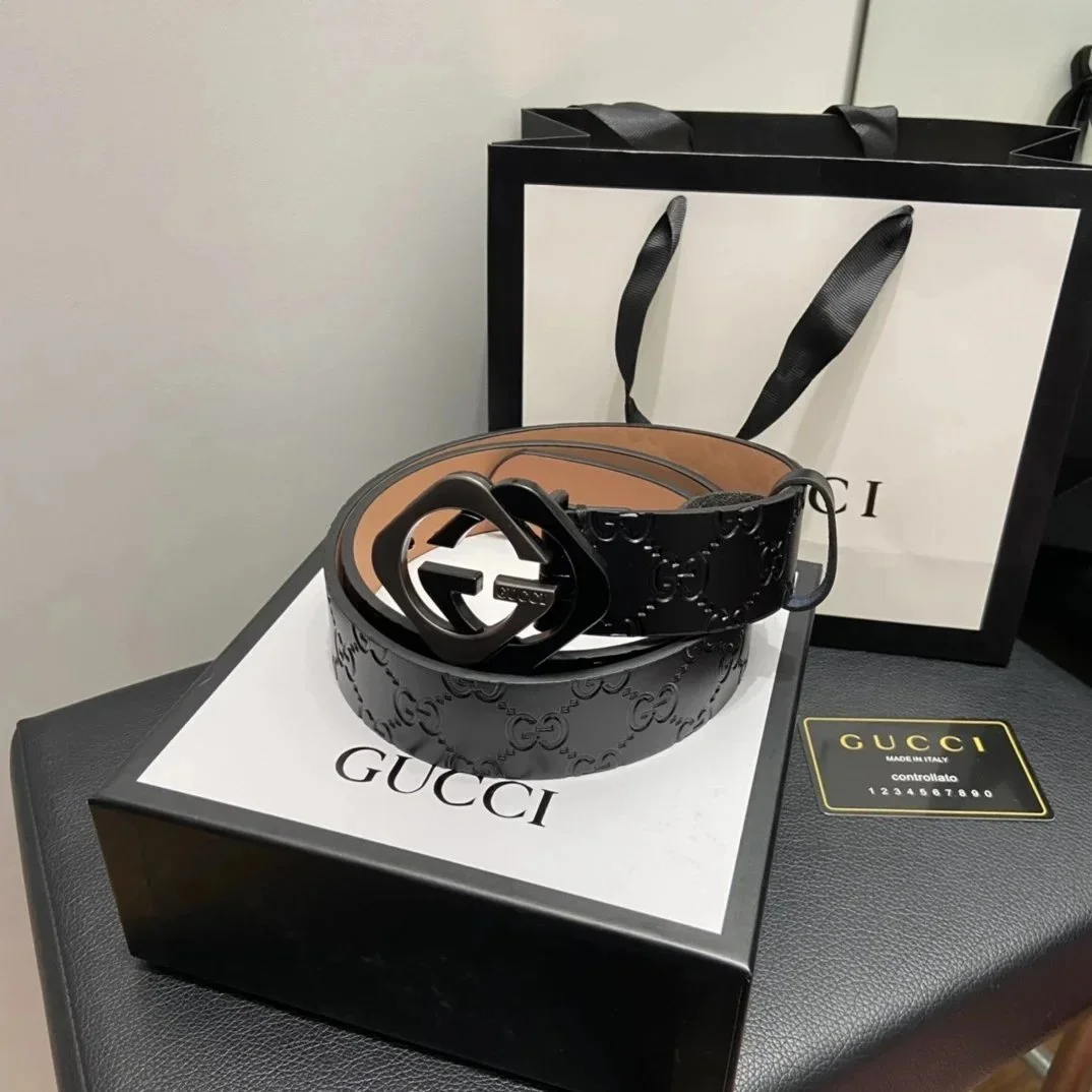 GUCCI — Black Smooth Calfskin Business-Casual Belt with Vintage Distressed Gold Double-G Buckle