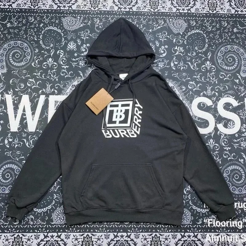 Burberry 的TB Monogram 系列连帽卫衣