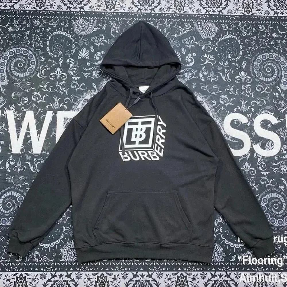 Burberry 的TB Monogram 系列连帽卫衣