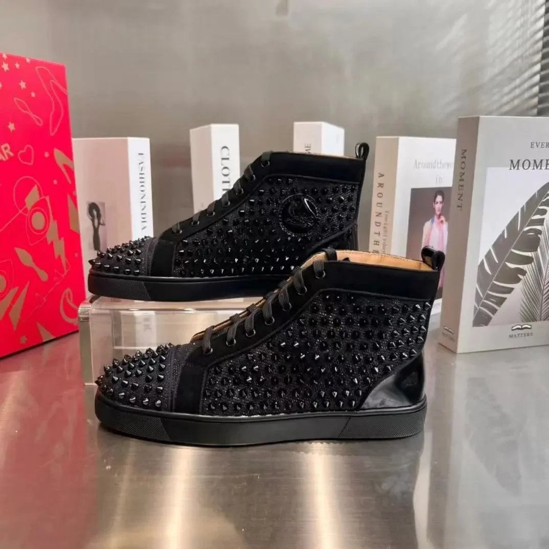 C*ri*t*a* *o*b*u*i* Fully nailed men's and women's shoes