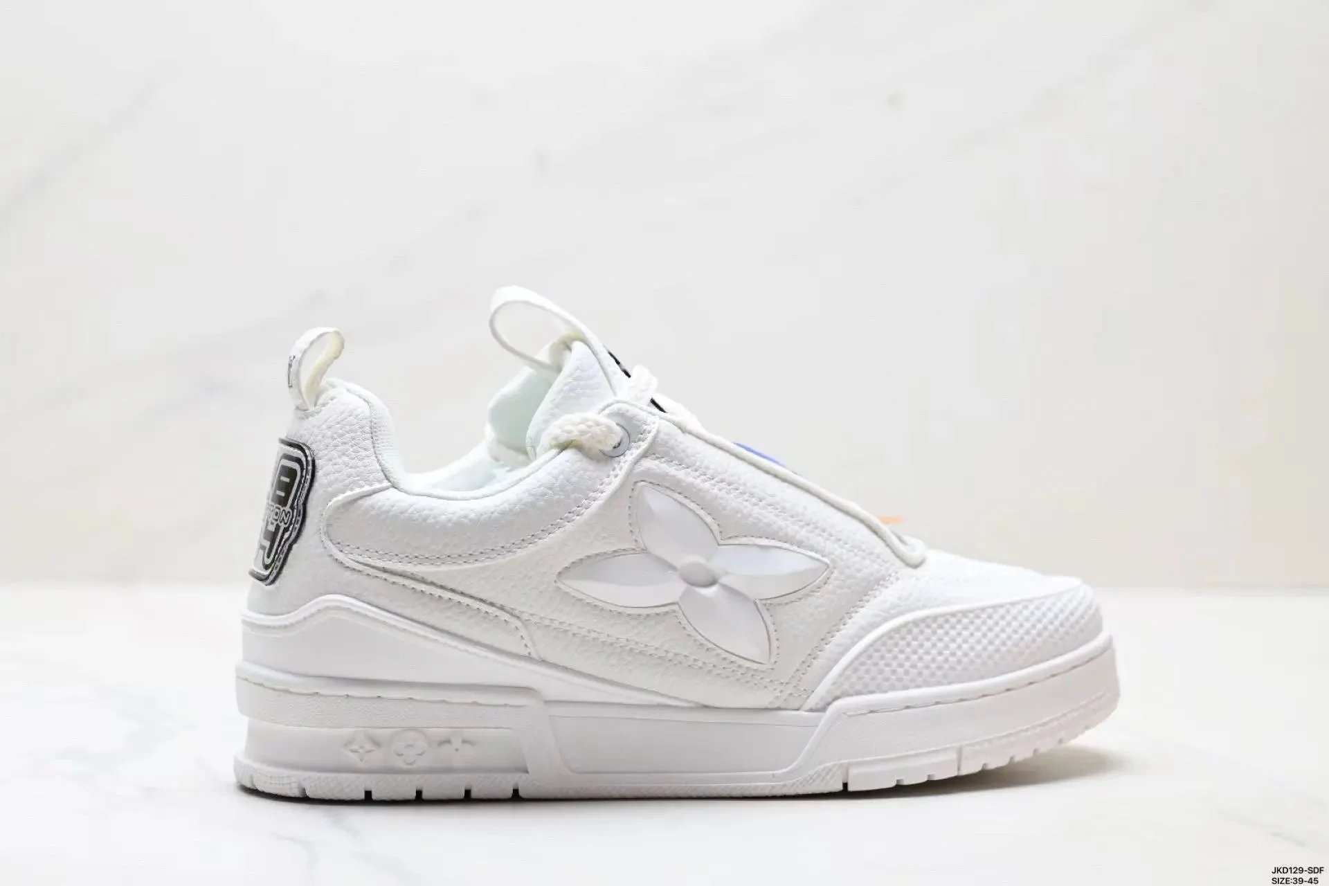 L*i*s V**I**O* casual sneakers