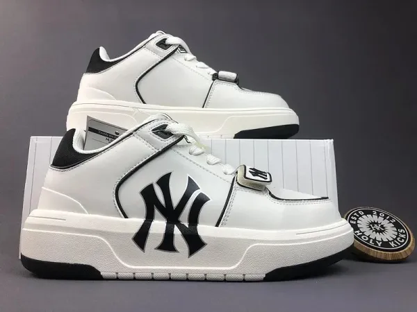 MLB New York Yankees Logo Sneakers White / Black Chunky Sneakers - 1