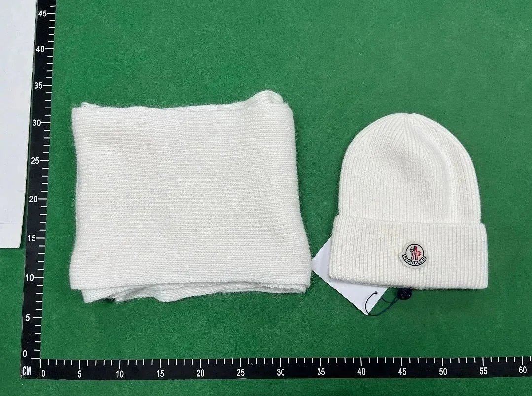 Prada Logo-Embroidered Black Knit Beanie, Scarf and Touchscreen Gloves Set Knit Gloves product detail 2 in Litbuy spreadsheet finds