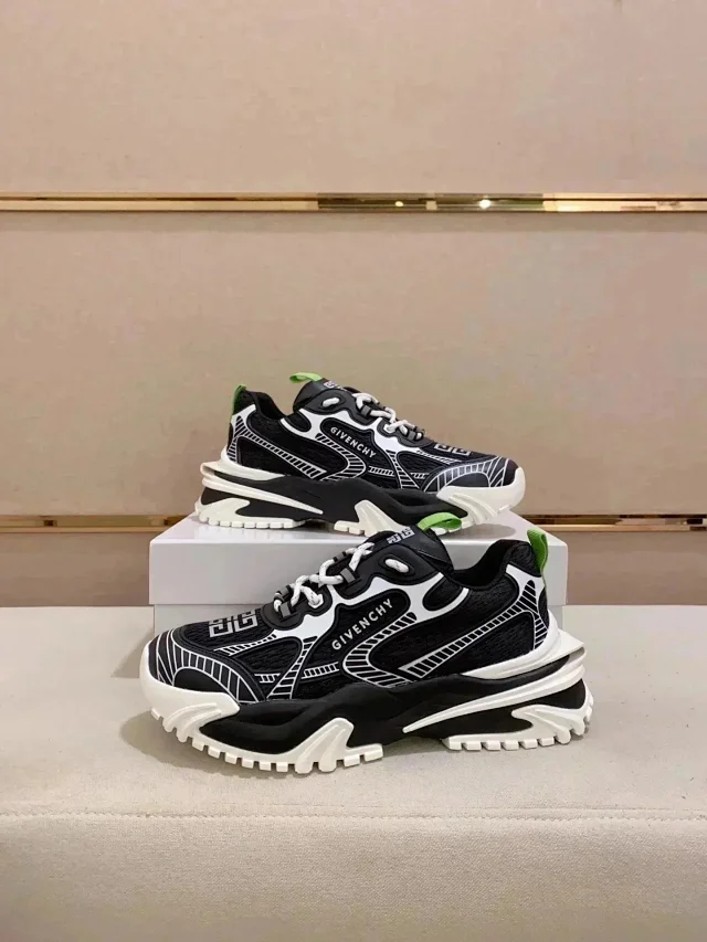 Louis Vuitton Multiple sneaker models product detail image 8