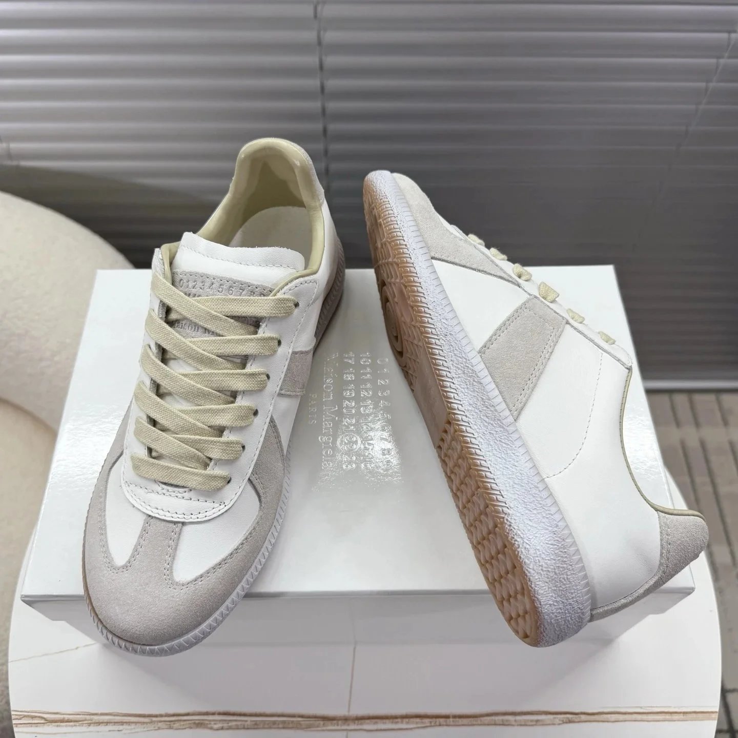 Maison Margiela Maison Margiela Replica Sneakers in White and Beige White