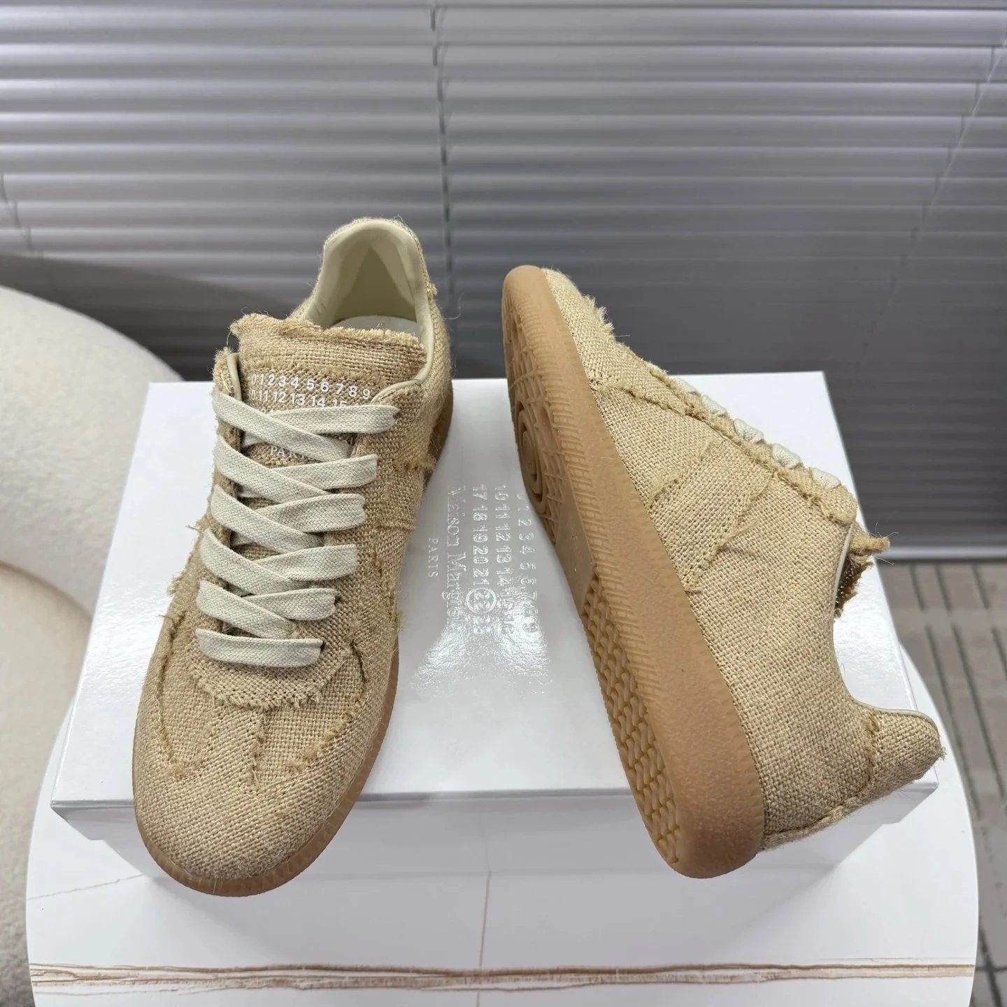 Maison Margiela Maison Margiela Replica Sneakers in Beige Canvas Beige