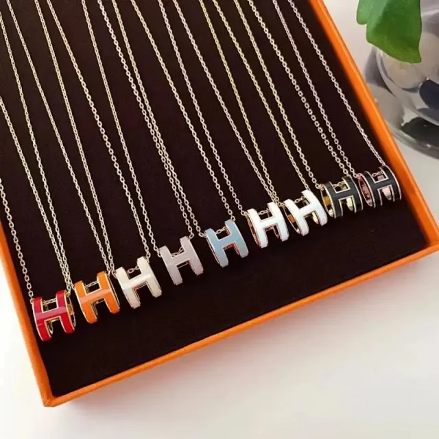 Unbranded Jewelry H Letter Pendant Necklace product detail image 1