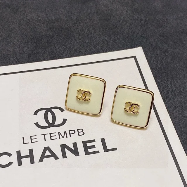 Chanel Jewelry CC Logo Earrings product detail image 1