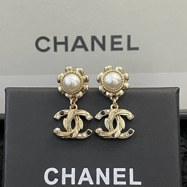 Chanel Jewelry CC Logo Earrings product detail image 6