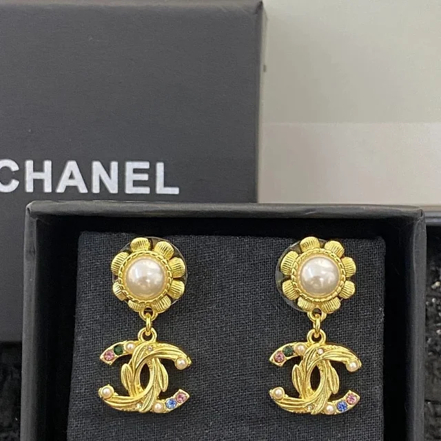 Chanel Jewelry CC Logo Earrings product detail image 4