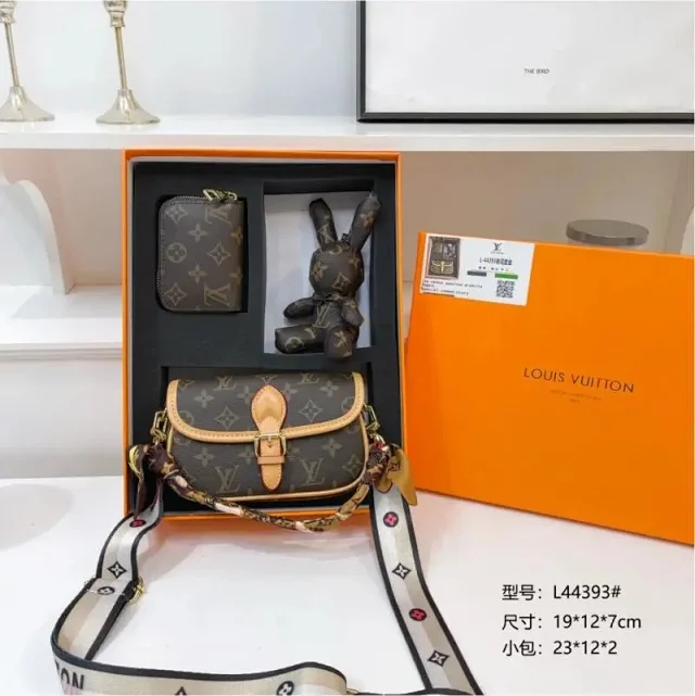 Louis Vuitton Crossbody Bags Monogram Zip Bag with Detachable Pouch product detail image 7
