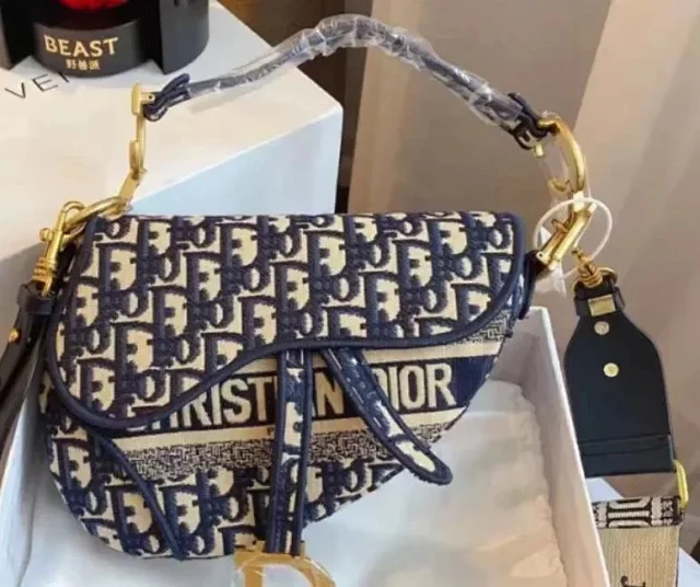 Louis Vuitton Crossbody Bags Monogram Zip Bag with Detachable Pouch product detail image 5