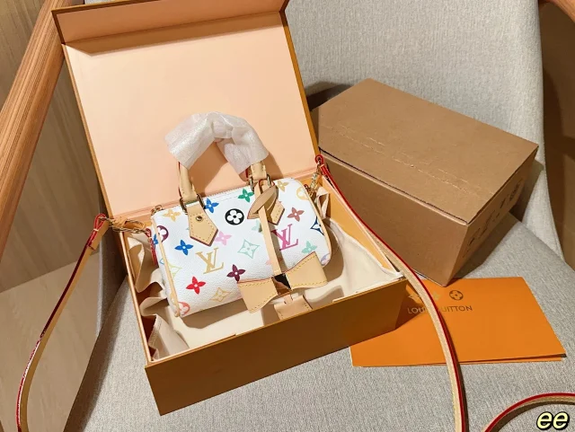 Louis Vuitton Monogram Handbag product detail image 7