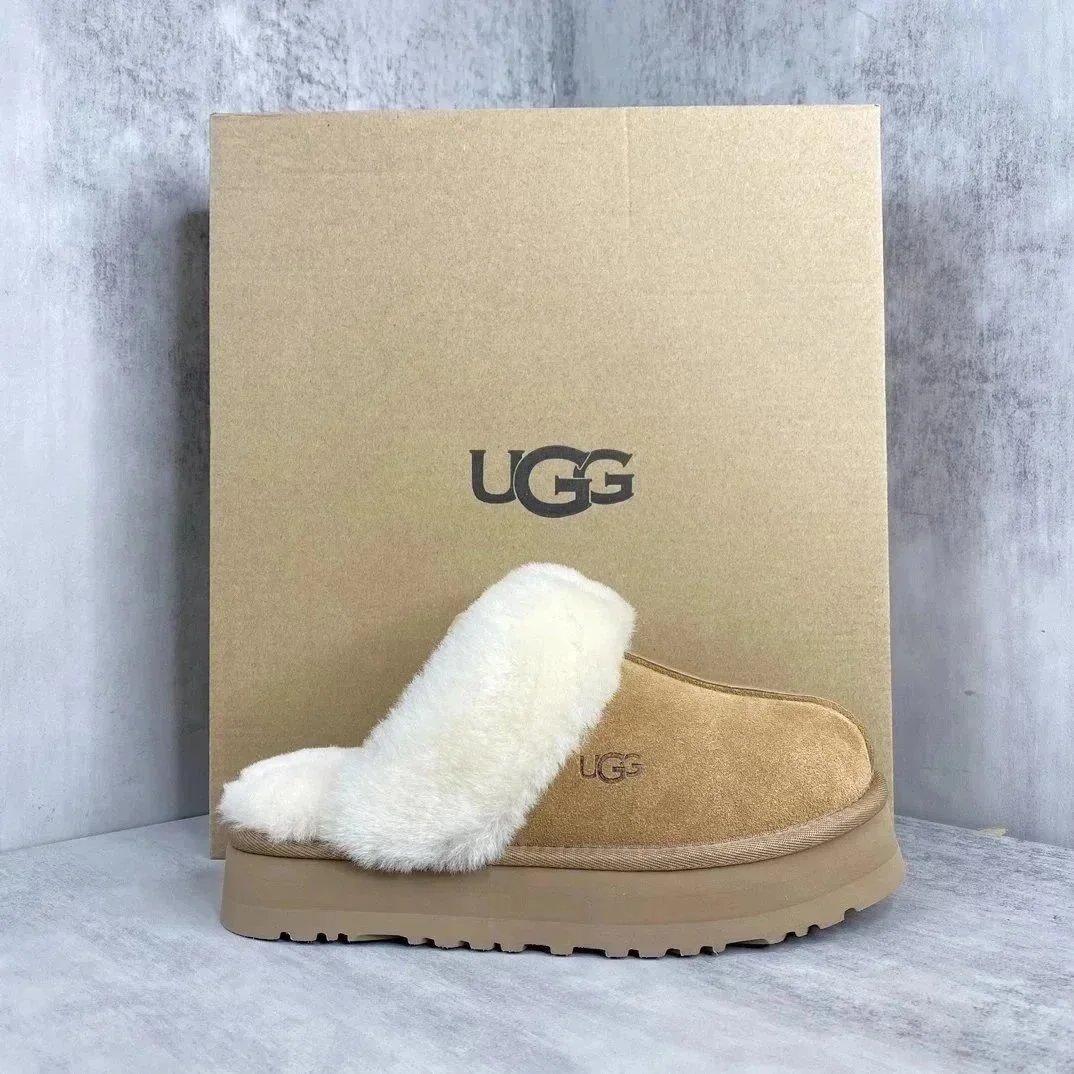 UGG UGG Cozy II Chestnut Slippers with White Fur Trim Brown
