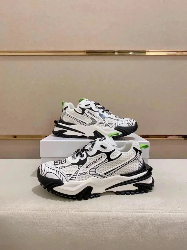 Louis Vuitton Multiple sneaker models product detail image 9