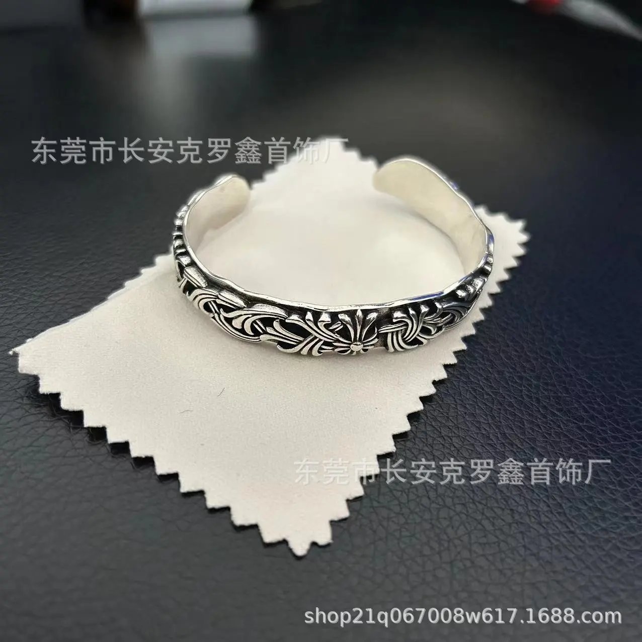 十字架花纹手镯
