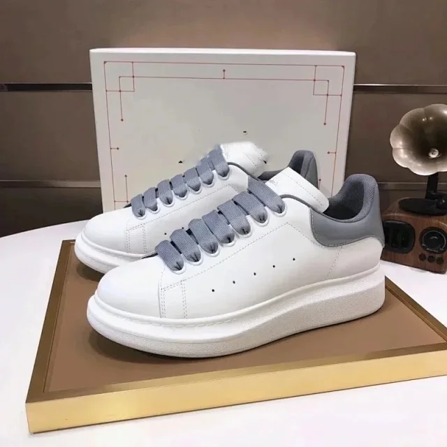 Alexander McQueen Sneakers Oversized low-top lace-up product detail image 3