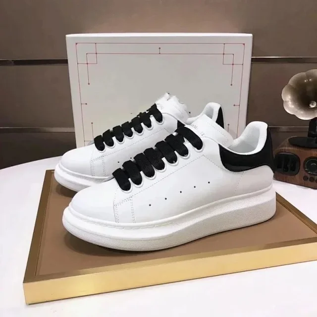 Alexander McQueen Sneakers Oversized low-top lace-up product detail image 4