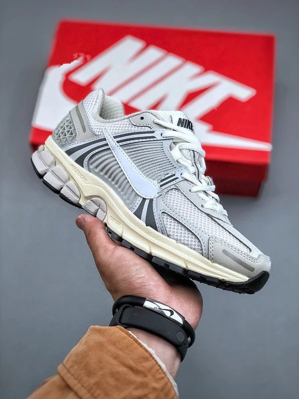 Fomoro Gray White