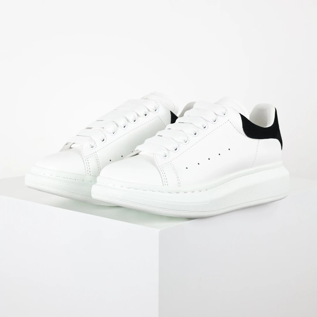 🔑W499420 【渠道代工厂订单 Alexander McQueen 亚历山大麦昆小白鞋 黑绒尾】 原产品质 升级原楦原纸版数据开发 全套专柜包装物及配件(附送快递加固牛皮纸盒)外盒标嵌入核心防伪...
