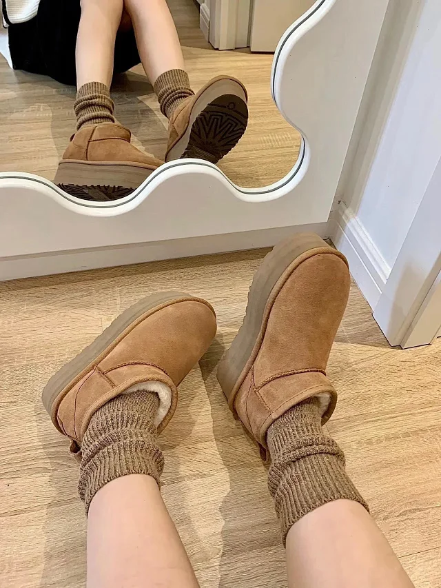 UGG Boots Short fur-lined platform product detail image 5