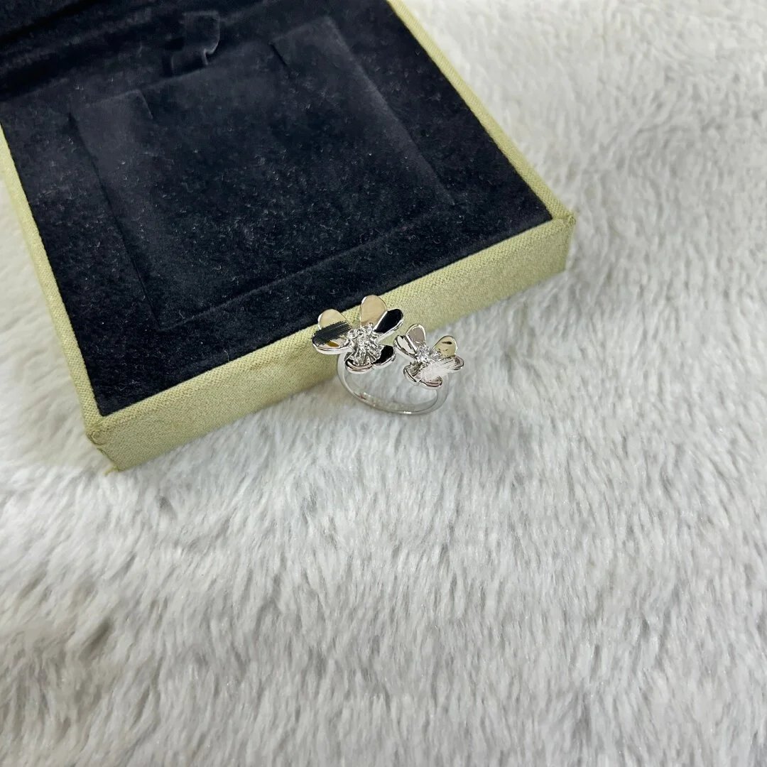 Van Cleef & Arpels ring