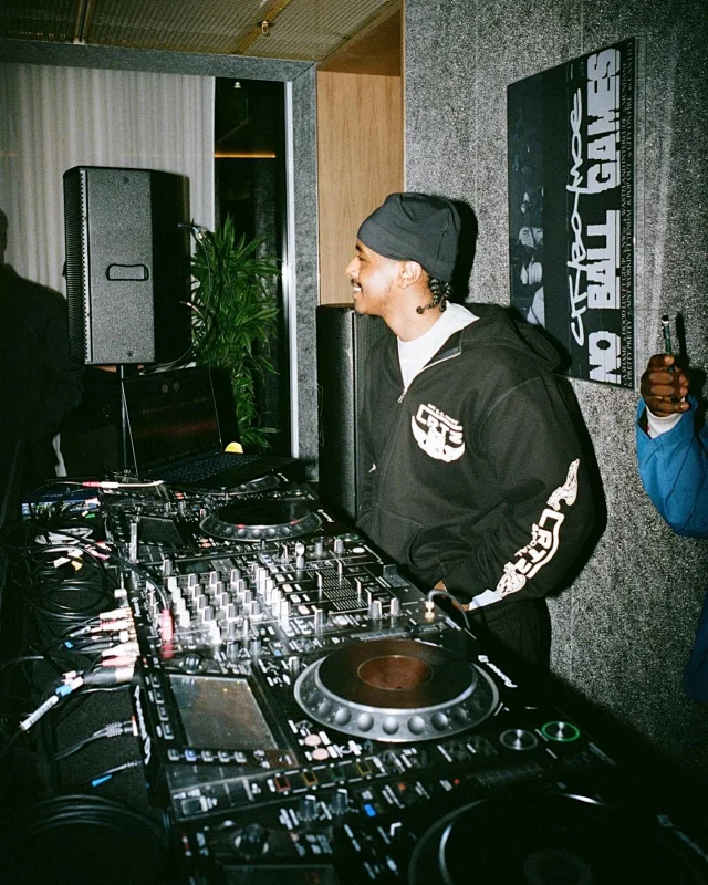 Corteiz Hoodies & Sweatshirts Zip-Up Hooded Sweatshirt with Rules the World Graphic product detail image 3