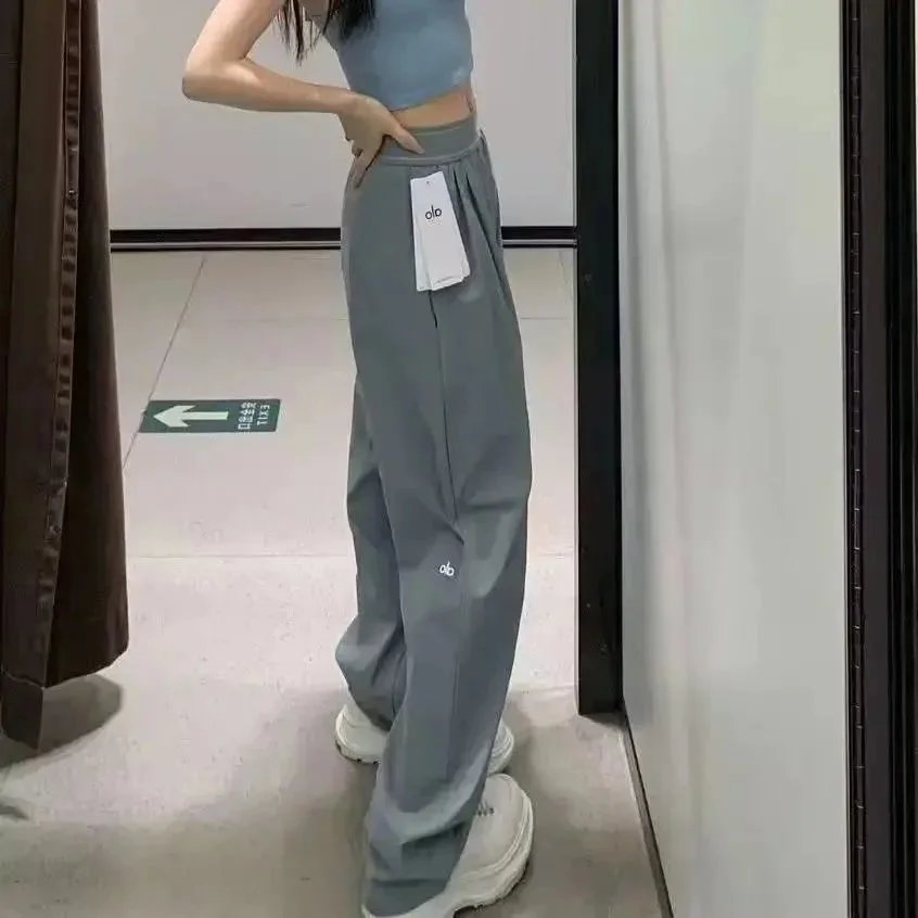 Alo Matching Sets Ribbed long-sleeve crop top and high-waisted shorts set — Reflective Loose-Fit Sports Trousers – Light Gray