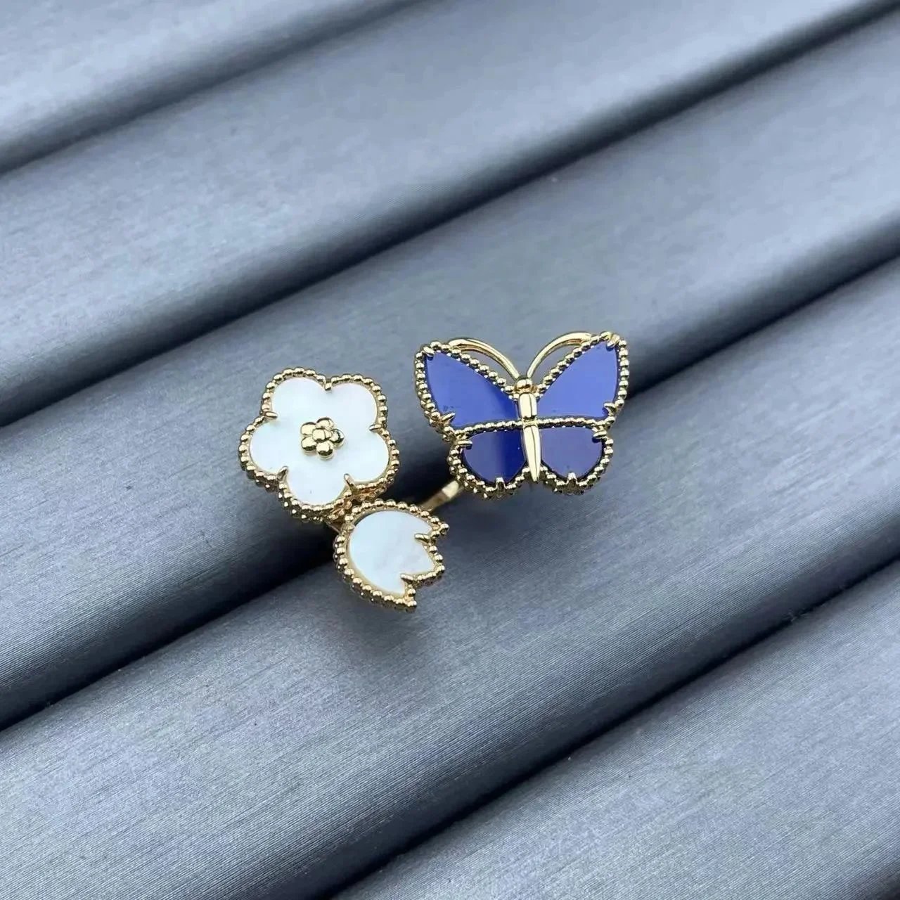 Unbranded Jewelry Floral Butterfly and Leaf Charm Necklace — Butterfly Blue (Gold) Ring