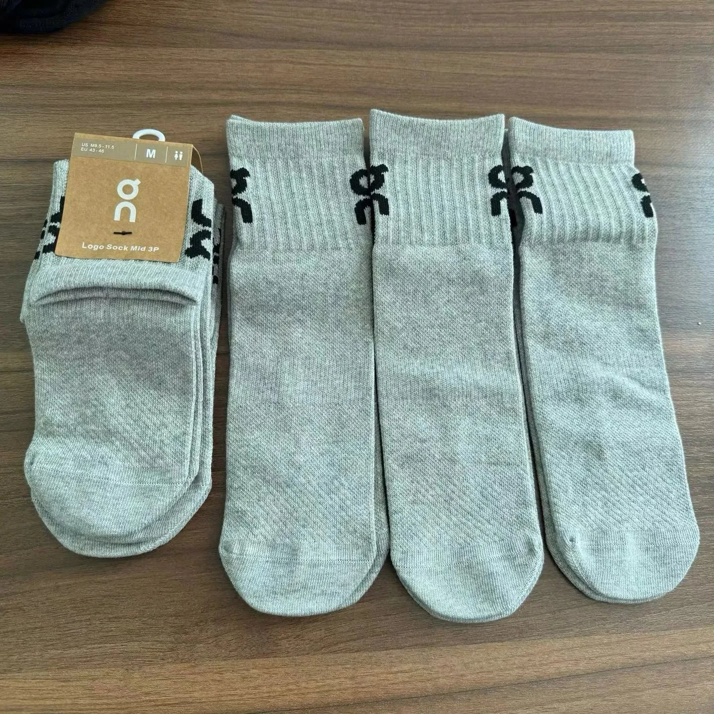 On Socks Logo Sock High ribbed crew — Fig. 14 Middle Cylinder (3 pairs)