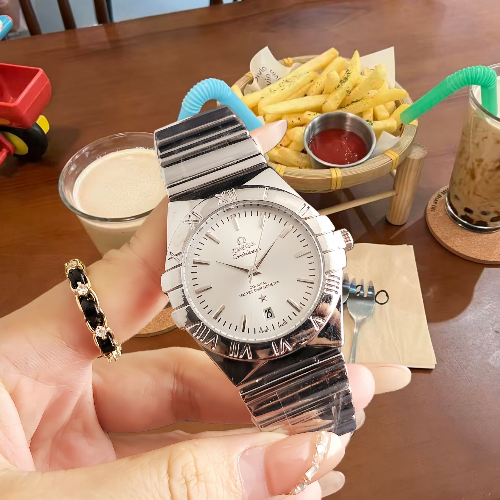 Unbranded Watches Analog Date-Display Wristwatch — 37