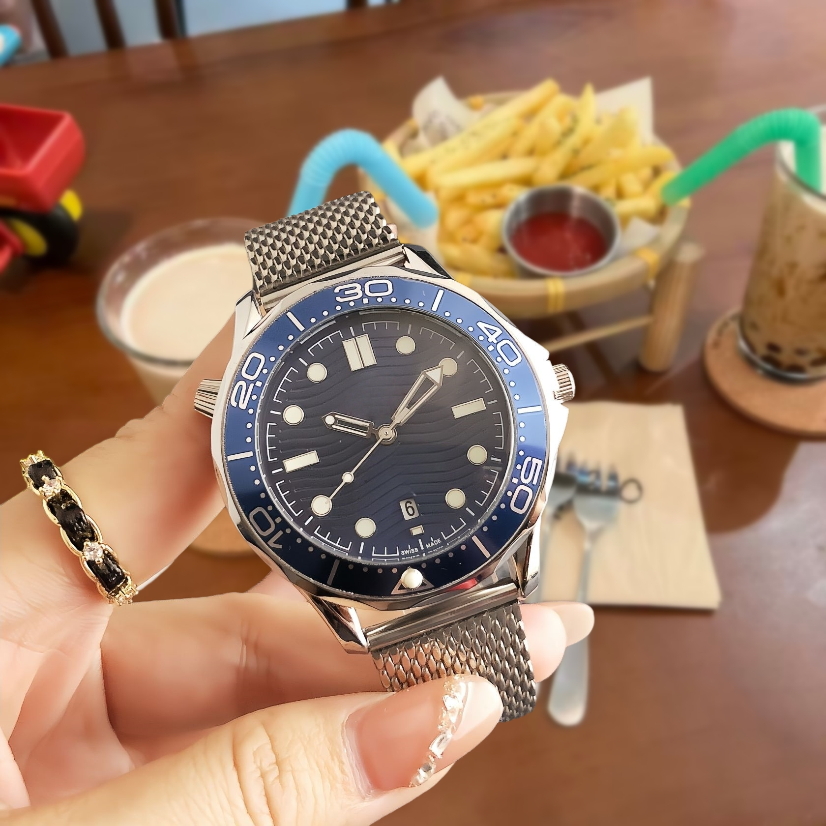 Unbranded Watches Analog Date-Display Wristwatch — 22