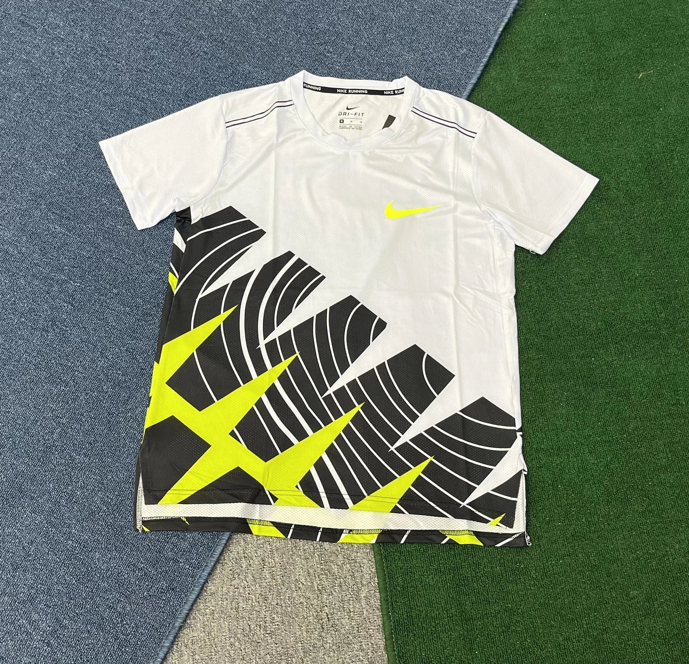Nike T-Shirts Running Division graphic — 30