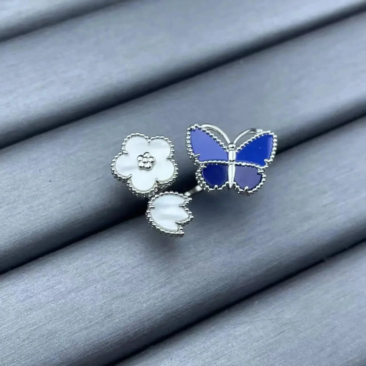 Unbranded Jewelry Floral Butterfly and Leaf Charm Necklace — Butterfly Blue (Silver) Ring