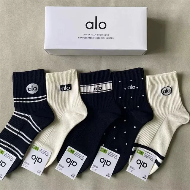 Alo Socks Unisex Half-Crew product detail image 4