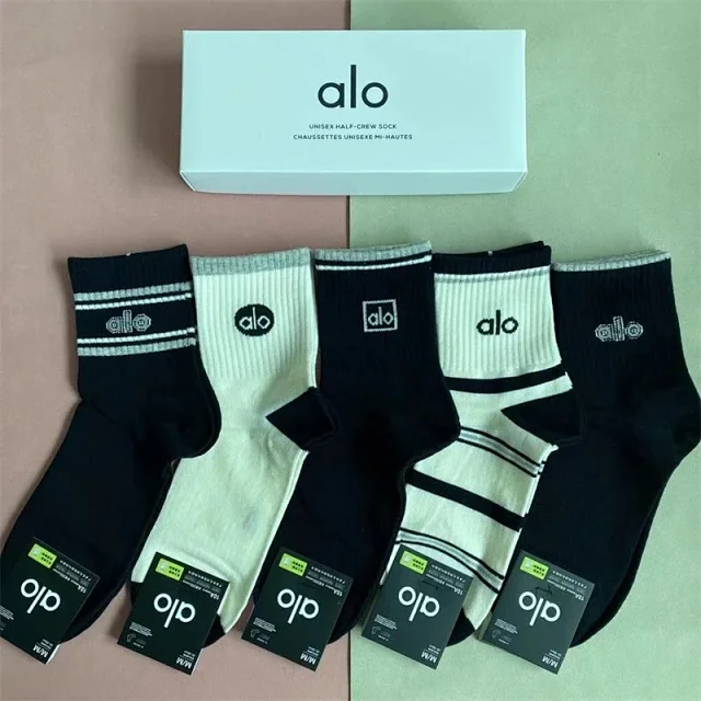 Alo Socks Unisex Half-Crew product detail image 8