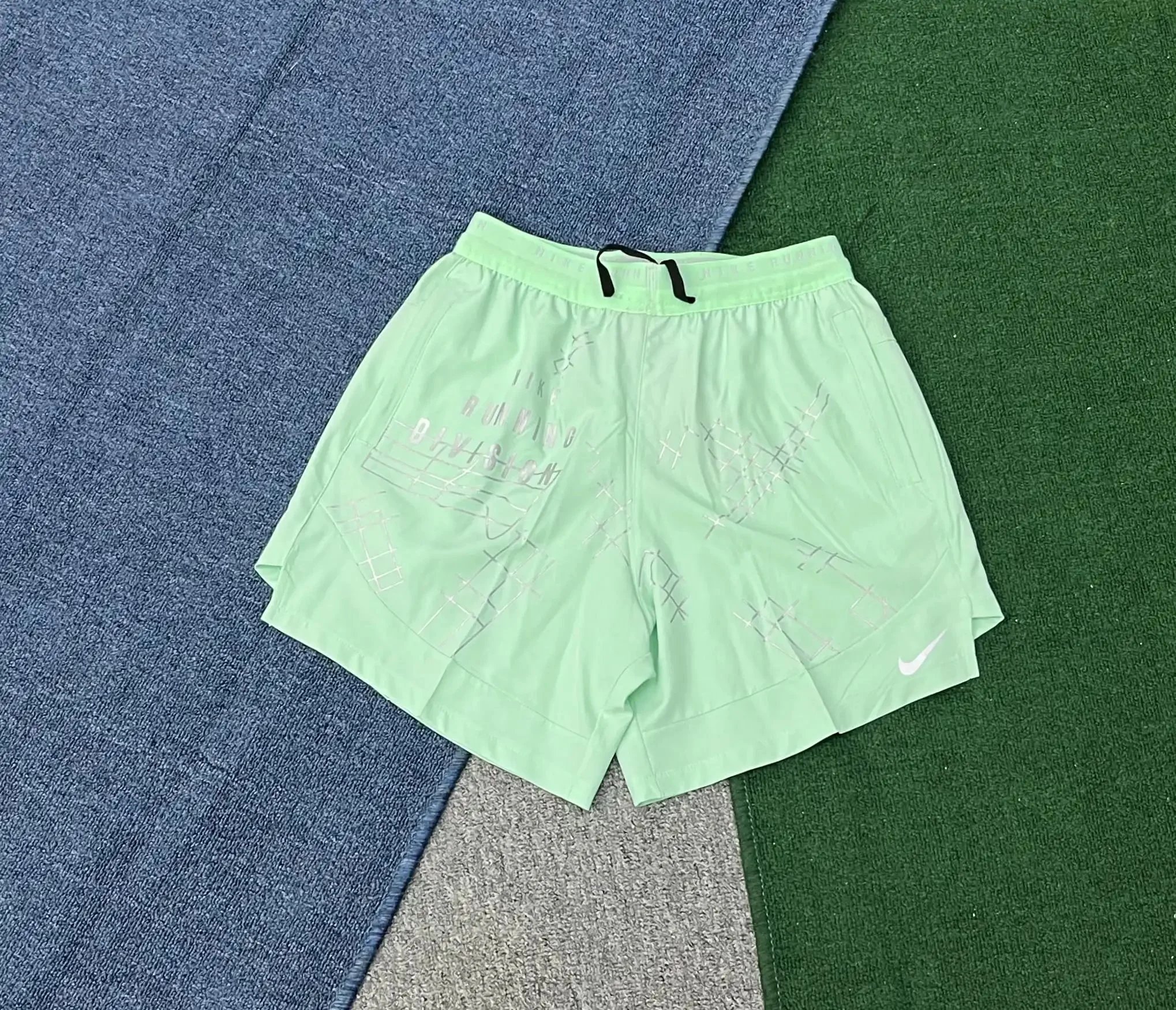 Nike T-Shirts Running Division graphic — 09