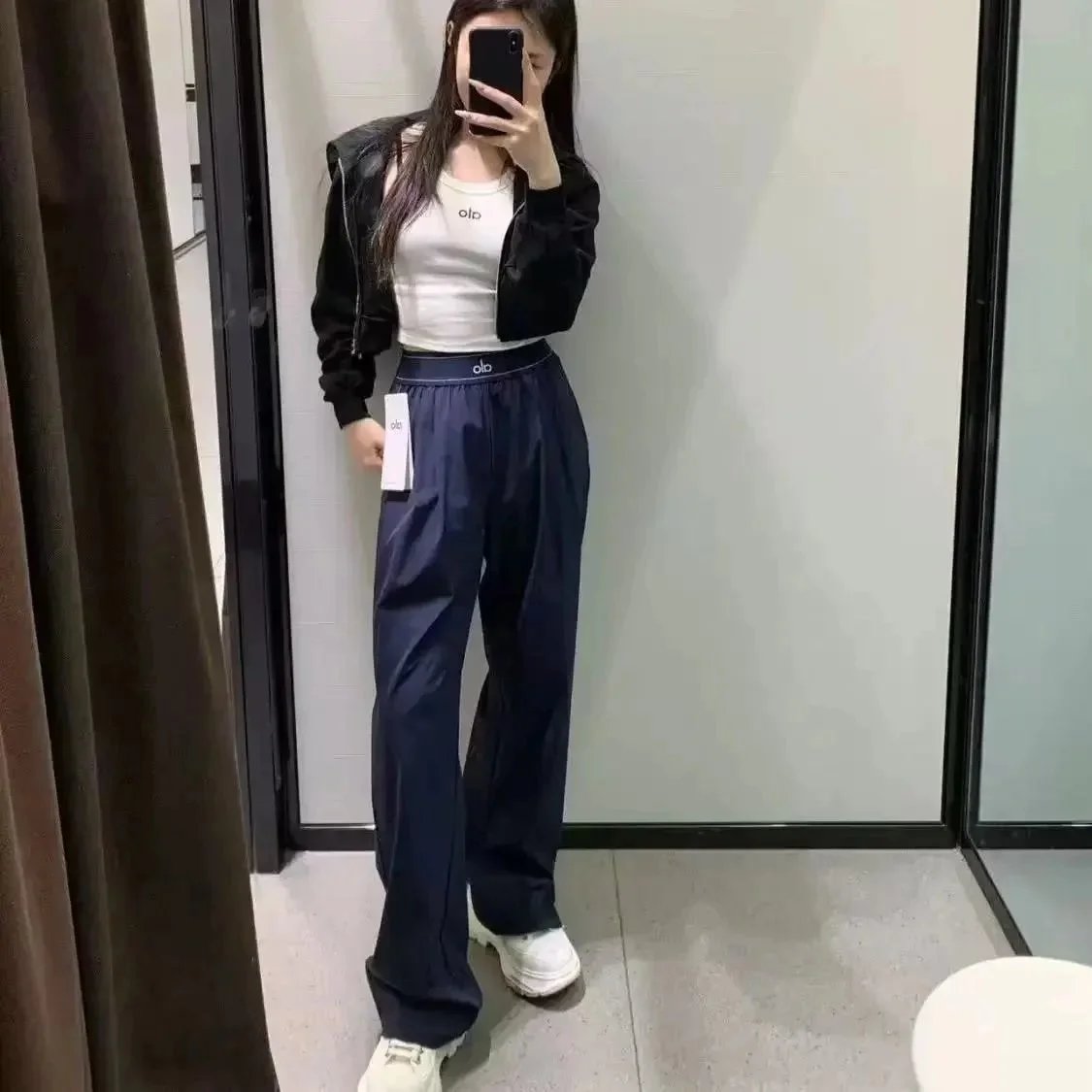 Alo Matching Sets Ribbed long-sleeve crop top and high-waisted shorts set — Reflective Loose-Fit Sports Trousers – Navy Blue