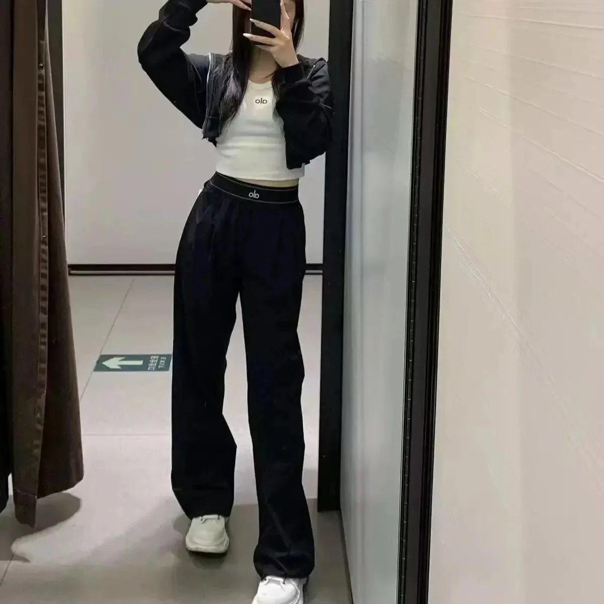 Alo Matching Sets Ribbed long-sleeve crop top and high-waisted shorts set — Reflective Loose-Fit Sports Trousers – Black